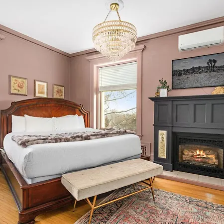 Selina Louise Suite Jacuzzi Fireplace